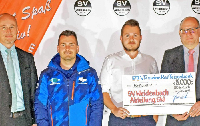 SVW-SkiRennteam-Scheckuebergabe-mit-VR-Bank_Ausschnitt