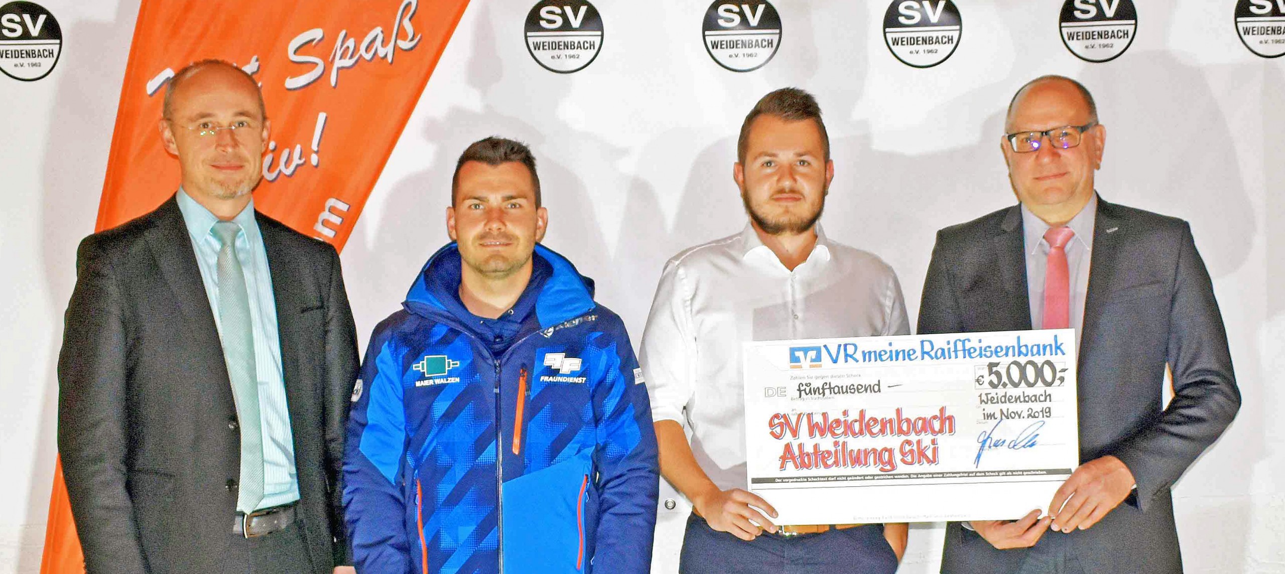 SVW-SkiRennteam-Scheckuebergabe-mit-VR-Bank_Ausschnitt